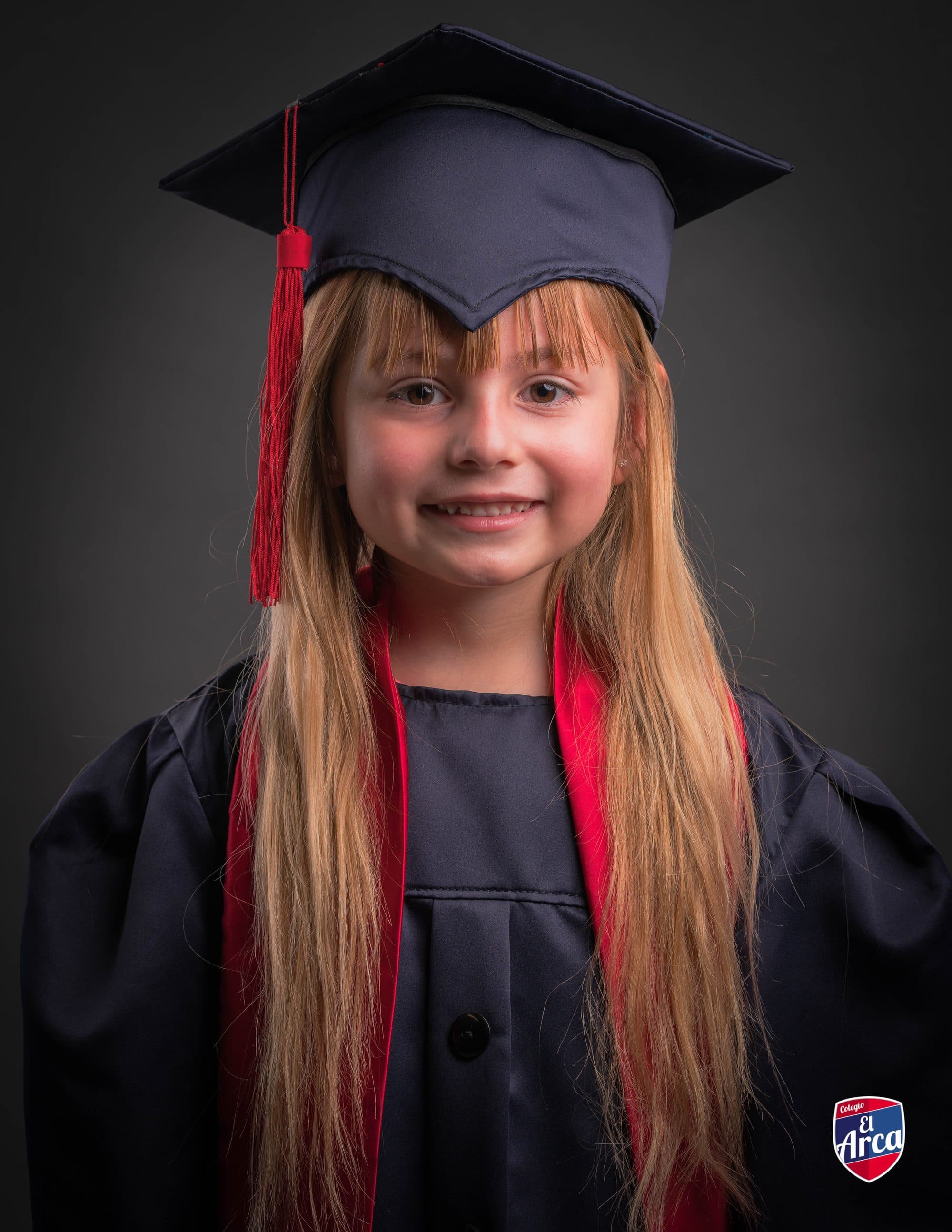 Alumna de graduación con la toga y el birrete de diseño exclusivo PhotoDay